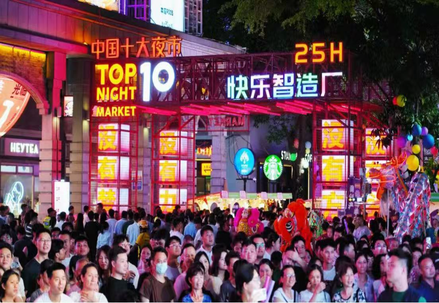 在大灣區城市更新的浪潮中，佛山創意產業園堪稱工業遺產活化的一個“天花板”。昔日轟鳴的舊廠房集群，如今蝶變為日均客流量超7萬人次的文創生活綜合體。工匠精神、武術文化、民俗節慶與現代藝術、音樂現場、創意市集、網紅餐飲激情碰撞。白天逛展、夜晚嗨玩，打造出“日夜皆精彩”的復合消費空間。事實證明，老廠房的文化底蘊，才是它火爆出圈的終極“流量密碼”。