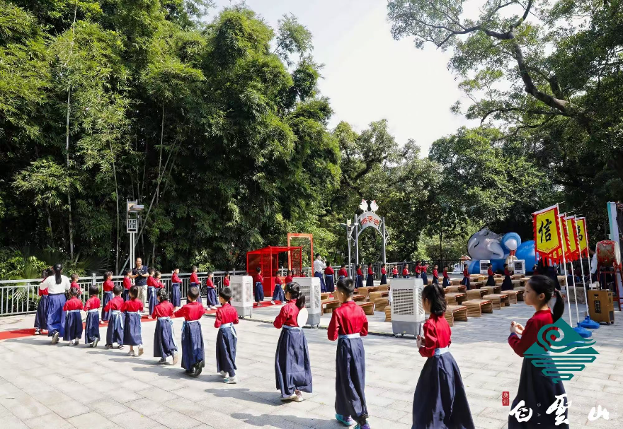 大灣區正加快打造中醫藥傳承創新發展高地，推動傳統中醫藥與現代生活深度融合。如廣州白云山以“鄭仙誕”民俗傳說和嶺南草藥文化為核心，打造“非遺+”多元體驗場景：逛中醫藥文化市集、親手體驗非遺手作、品嘗養生藥膳美食，還有趣味情景短劇巡游一路相伴，從此登山這一傳統休閑活動，實現了自然景觀與非物質文化遺產的共生共榮。