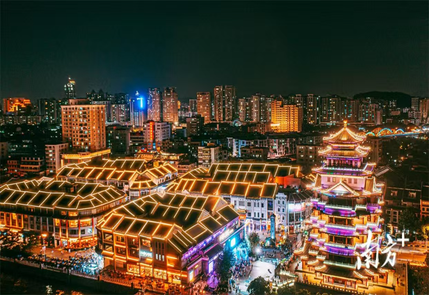 大灣區(qū)正以豐富的文化資源為底色，繪就“一城一韻”的消費(fèi)新圖景。在惠州，圍繞“鵝城”歷史稱謂與西湖文化底蘊(yùn)打造的夜間文旅消費(fèi)集聚線路給出了生動(dòng)實(shí)踐——線路融合東坡文化遺跡、嶺南園林夜景、東江民俗表演、傳統(tǒng)小吃夜市等元素，通過(guò)光影藝術(shù)提升夜間景觀，策劃沉浸式文化劇場(chǎng)，讓游客在“夜游、夜賞、夜品、夜娛”中，感受千年古城的歷史厚度與市井煙火氣，點(diǎn)亮了灣區(qū)夜經(jīng)濟(jì)的新圖景。