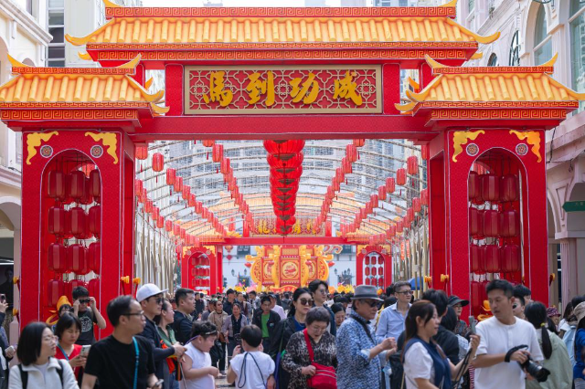 2月20日，游客在澳門(mén)議事亭前地游覽。新華社發(fā)（張金加 攝）