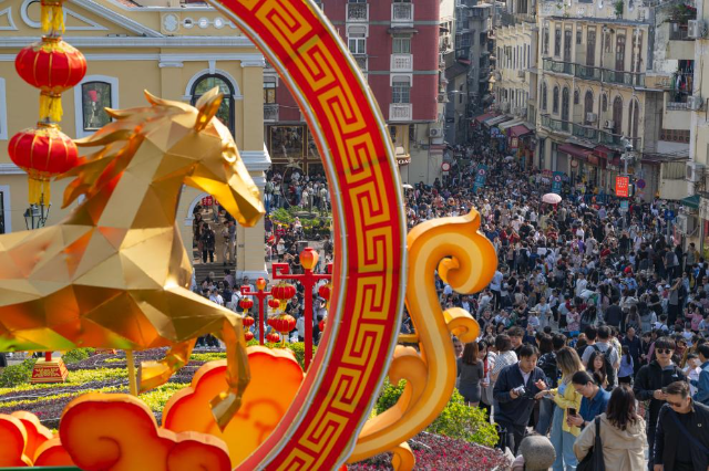 2月20日，游客在澳門(mén)大三巴牌坊前游覽。新華社發(fā)（張金加 攝）
