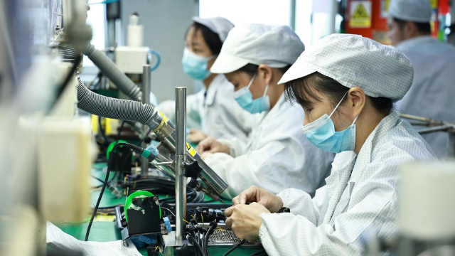 2月28日，工人在東莞市協順電子科技有限公司生產線上工作。