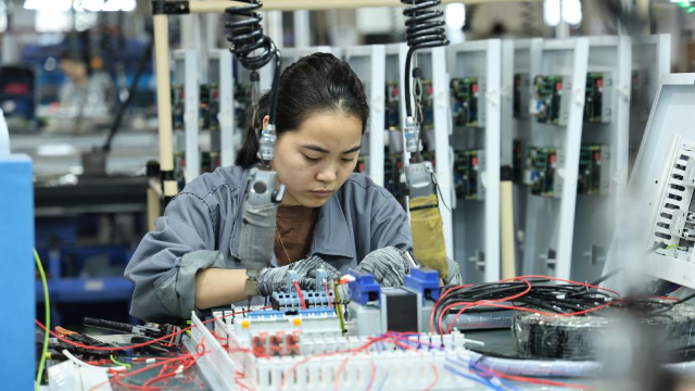 2月27日，工人在東莞信易電熱機械有限公司生產車間工作。新華社記者 黃國保 攝