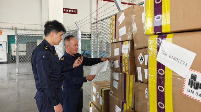 佛山海關(guān)駐順德辦事處關(guān)員對跨境電商出口包裹開展監(jiān)管工作。