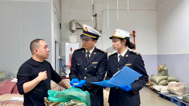 佛山海關關員深入轄區(qū)咖啡豆烘焙企業(yè)調(diào)研。