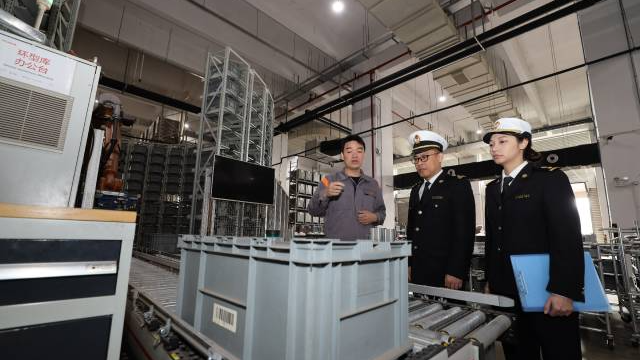 佛山海關關員深入轄區(qū)外貿(mào)企業(yè)調(diào)研。