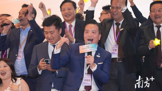 李建煒（中）在2025年南海區第四屆懇親大會上。