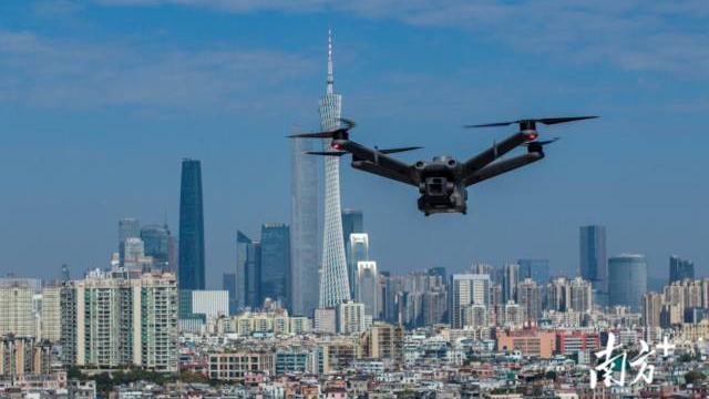 2024年12月18日，廣東廣州，天空領域科技有限公司的無人機正在廣州市區進行自動巡查，采集信息，為社會治理提供支持。張令/攝