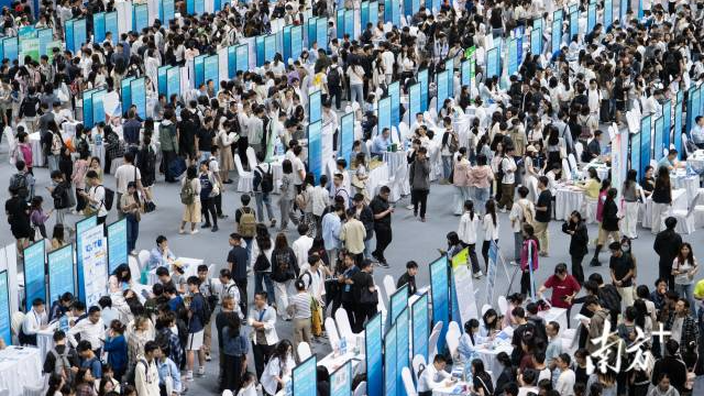 2025年4月26日，青年服務“百千萬工程”專題招聘會在華南農(nóng)業(yè)大學舉辦，為廣東縣域高質(zhì)量發(fā)展鏈接優(yōu)質(zhì)青年人才。張梓望 許舒智/攝