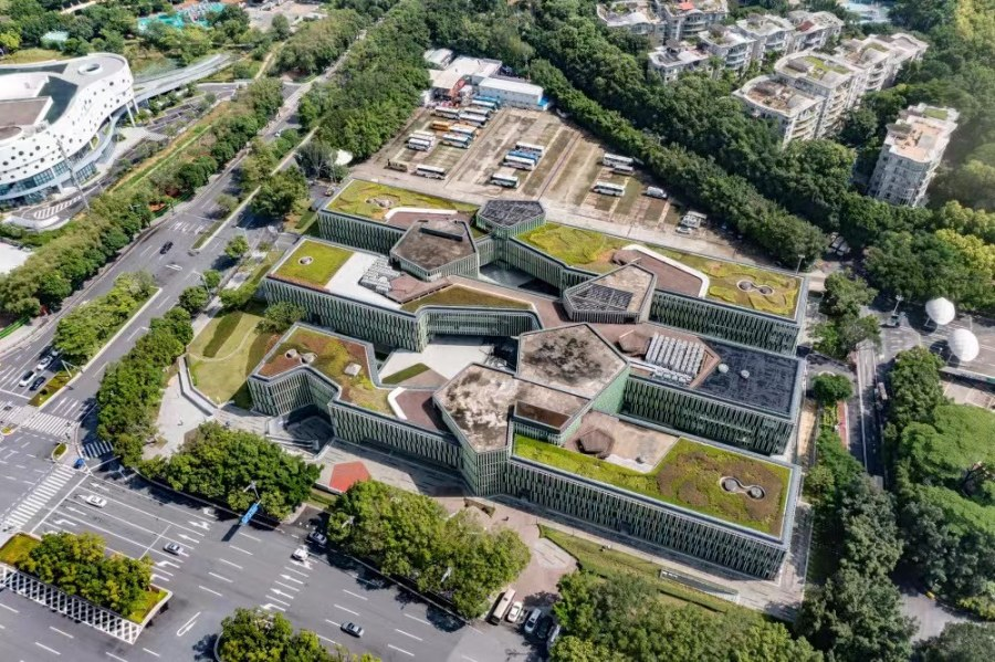 培育融合共生的產業雨林，是“兩業融合”向縱深推進的目標所在。由縱向維度來看，其強調產業鏈上下游的深度協同與優化整合，通過發揮龍頭企業的“鏈主”作用帶動上下游產業鏈協同發展，構建起一個緊密相連、高效運轉的產業生態系統。對此，廣州市軌道交通產業聯盟探索出“火車頭”發展模式——即一個龍頭企業帶動本地一條細分產業鏈發展集聚，逐步形成具有兩業緊密融合、多領域環節高效協同的一體化綠智軌道交通先進制造業集群，不僅提升了產業鏈的整體競爭力，還為“軌道上的大灣區”戰略提供核心產業支撐。