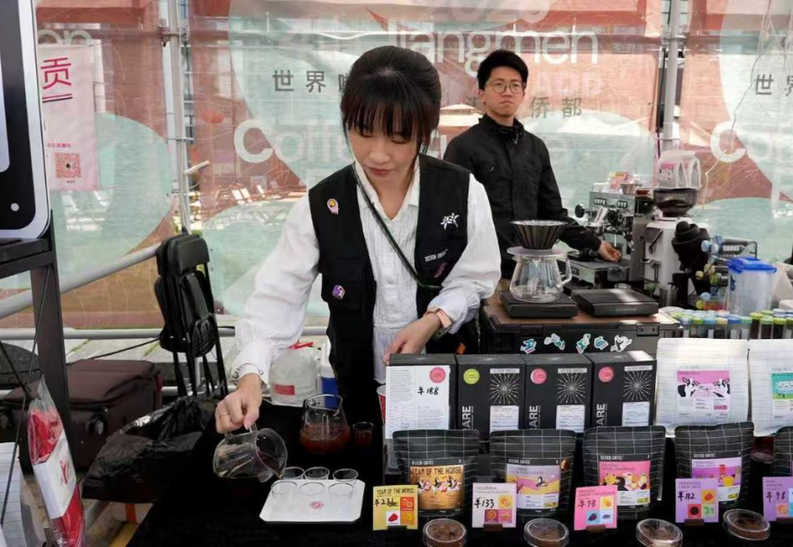 由橫向維度來看，“兩業融合”聚焦于不同業態之間的創新融合與交叉滲透，打破傳統產業邊界，創造出全新的業態模式和商業價值。江門咖啡產業具有良好僑鄉資源和消費基礎，近年來，其積極探索“服務業制造化”路徑，推動咖啡產業向物流運輸、包裝設計、文化品牌等多業態拓展，提升產業附加值的同時也帶動了相關產業協同，形成良好產業生態循環。