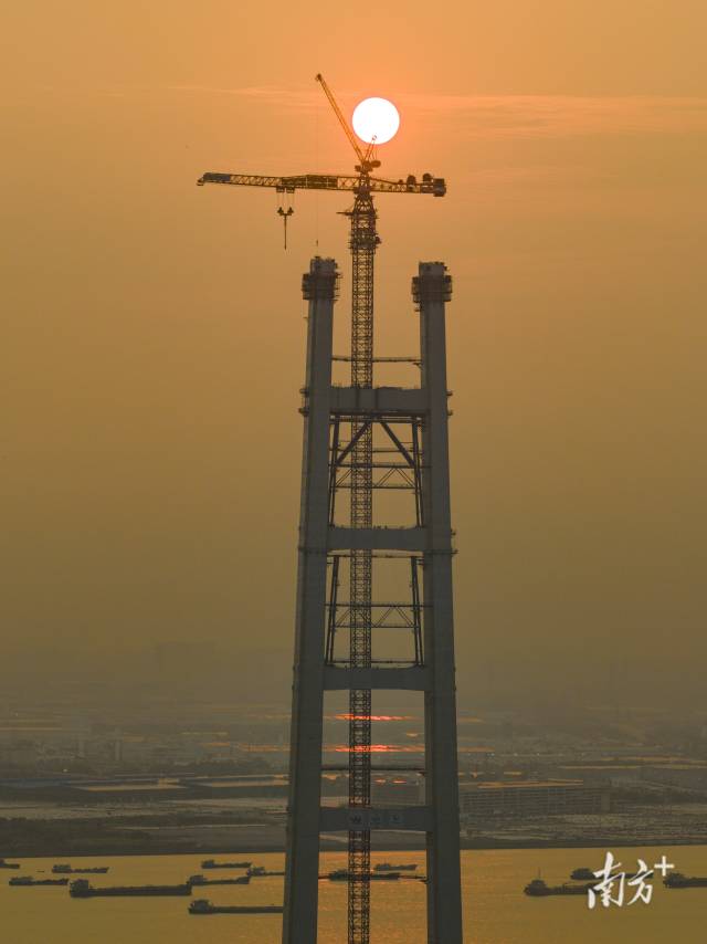 夕陽西下,獅子洋大橋主塔矗立獅子洋畔。 夕陽西下,獅子洋大橋主塔矗立獅子洋畔。