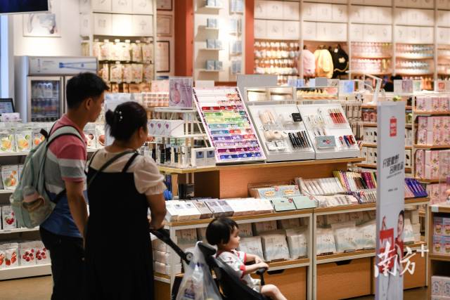 今年1-4月，清遠全市實現社會消費品零售總額183.4億元，同比增長23%，消費市場取得開門紅，消費繼續成為推動經濟增長的“發動機”。 記者 曾亮超 攝