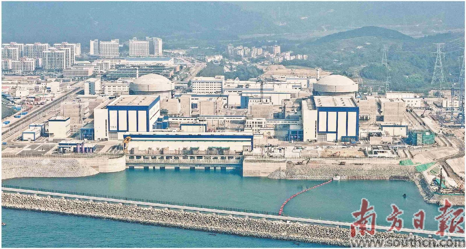 4月20日，粵港澳大灣區(qū)首臺“華龍一號”核電機組——中廣核廣東太平嶺核電項目1號機組投產(chǎn)發(fā)電，正式具備商業(yè)運行條件。圖為中廣核廣東太平嶺核電項目1號機組（左）、2號機組。    新華社發(fā)（無人機照片）.jpg