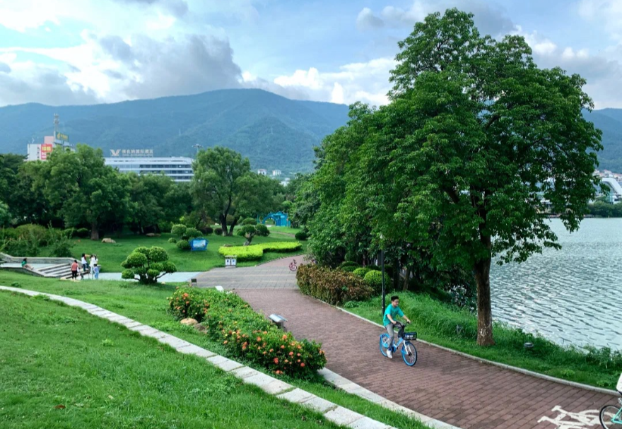 肇慶星湖綠道，起點位于波海公園，環繞國家風景名勝區星湖而建，被譽為“中國最美綠道”。沿道騎行或散步，左側是七星巖壁垂落的藤蔓，右側是星湖揉碎的粼粼波光，間或有游人駐足于石室巖龍巖洞的恒溫仙境之中，恍若穿越山水畫卷。作為大灣區森林面積最大、森林覆蓋率最高的城市，肇慶以扎實舉措拓展綠色生態通道，織就山水城池交相輝映的綠色網絡。