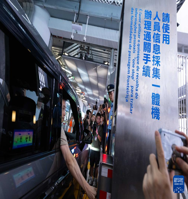 5月7日，一名司機在使用“人員信息采集一體機”。新華社發（張金加攝）