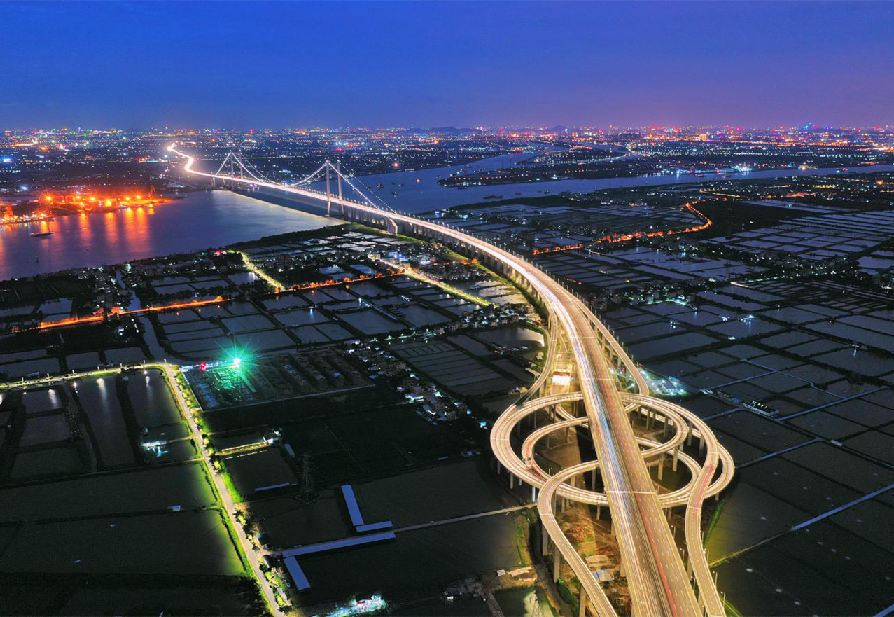 2019年3月21日晚，項目實施全線調試亮燈。3837盞燈，從天空俯視，流光溢彩、五彩繽紛，仿若一條熠熠閃亮的巨龍。2019年3月29日，項目正式順利通過交工驗收。